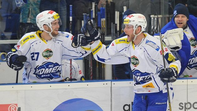 Martin Dočekal z Brna se raduje z gólu, vlevo je jeho spoluhráč Antonín Honejsek. Martin Dočekal z Brna se raduje z gólu, vlevo je jeho spoluhráč Antonín Honejsek.