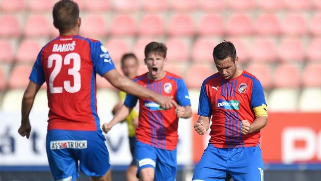 Plzeňský kapitán Pavel Horváth oslavuje svůj gól z penalty proti Příbrami. Plzeňský kapitán Pavel Horváth oslavuje svůj gól z penalty proti Příbrami.