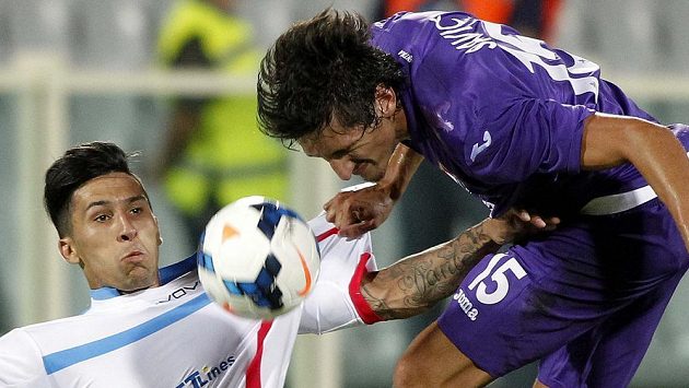 Stefan Savič z Fiorentiny (vpravo) v souboji s Lucasem Castrem z Catanie. Stefan Savič z Fiorentiny (vpravo) v souboji s Lucasem Castrem z Catanie.