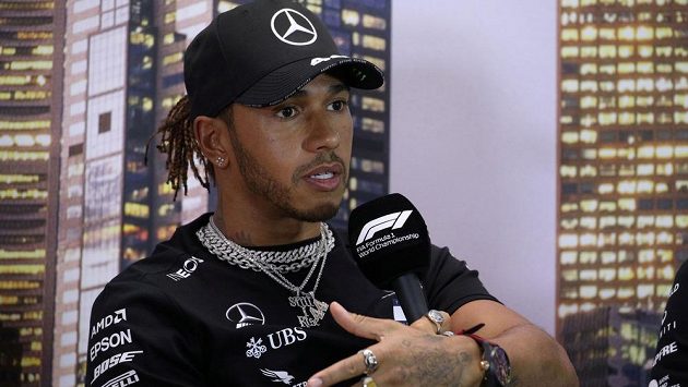 Pilot Mercedesu Lewis Hamilton. Pilot Mercedesu Lewis Hamilton.
