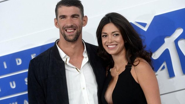 Americký plavec Michael Phelps a bývalá Miss Kalifornie Nicole Johnsonová již dnes údajně tvoří manželský pár. Americký plavec Michael Phelps a bývalá Miss Kalifornie Nicole Johnsonová již dnes údajně tvoří manželský pár.