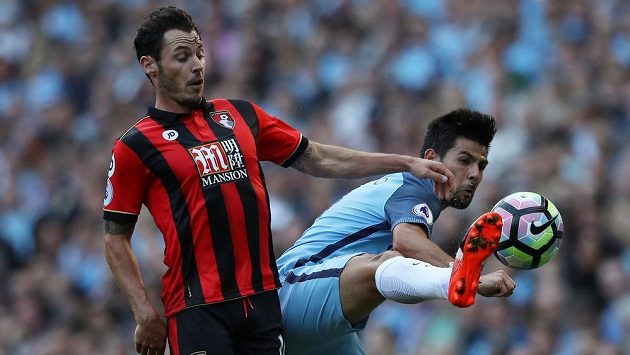 Nolito (vpravo) z Manchesteru City v souboji s Adamem Smithem z Bournemouthu. Nolito (vpravo) z Manchesteru City v souboji s Adamem Smithem z Bournemouthu.