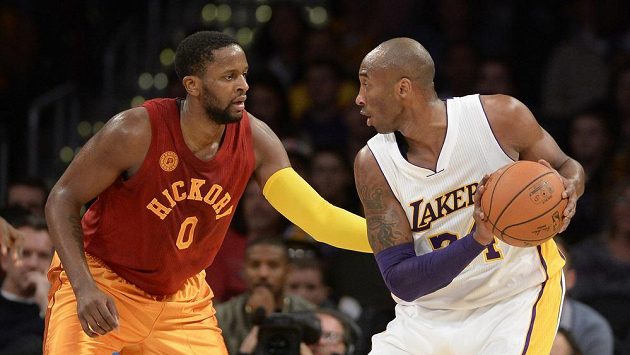 Kobe Bryant (vpravo) z LA Lakers a C.J. Miles z Indiany. Kobe Bryant (vpravo) z LA Lakers a C.J. Miles z Indiany.