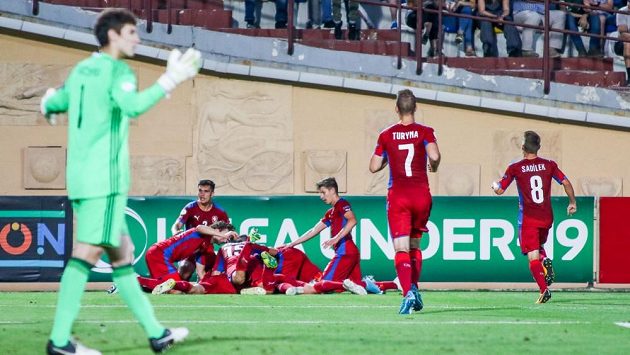 Čeští fotbalisté do 19 let se radují z gólu proti Gruzii. Čeští fotbalisté do 19 let se radují z gólu proti Gruzii.