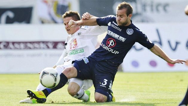 Tomáš Malinský z Hradce Králové (vlevo) a Lukáš Kubáň ze Slovácka. Tomáš Malinský z Hradce Králové (vlevo) a Lukáš Kubáň ze Slovácka.