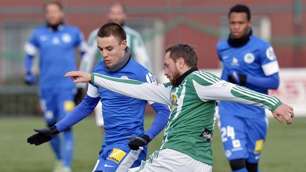 Dmytro Korkiško z Liberce (vpředu vlevo) v souboji se záložníkem Bohemians 1905 Martinem Kolářem. Dmytro Korkiško z Liberce (vpředu vlevo) v souboji se záložníkem Bohemians 1905 Martinem Kolářem.