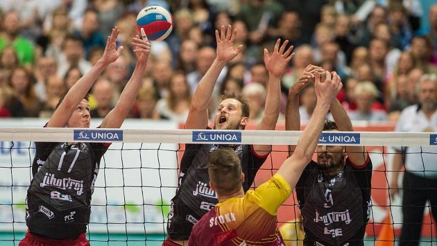 Pátý zápas finále play off volejbalové extraligy mužů: VK Jihostroj České Budějovice - VK Dukla Liberec. Zleva Marek Šotola z Budějovic, Radek Mach z Budějovic, Jan Štokr z Liberce a Max Staples z Budějovic. Pátý zápas finále play off volejbalové extraligy mužů: VK Jihostroj České Budějovice - VK Dukla Liberec. Zleva Marek Šotola z Budějovic, Radek Mach z Budějovic, Jan Štokr z Liberce a Max Staples z Budějovic.