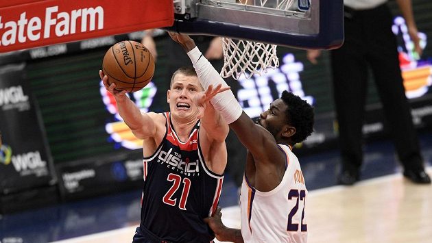 Moritz Wagner (21) z Washingtonu a Deandre Ayton (22) z Phoenixu. Moritz Wagner (21) z Washingtonu a Deandre Ayton (22) z Phoenixu.