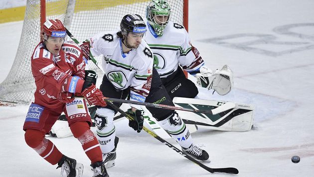 Jiří Polanský z Třince, František Hrdinka z Mladé Boleslavi a brankář Mladé Boleslavi Gašper Krošelj. Jiří Polanský z Třince, František Hrdinka z Mladé Boleslavi a brankář Mladé Boleslavi Gašper Krošelj.