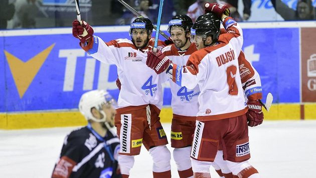 Hráči Olomouce se radují z druhé branky proti Plzni. Zleva střelc gólu František Skladaný, Lukáš Nahodil a Tomáš Dujsík. Hráči Olomouce se radují z druhé branky proti Plzni. Zleva střelc gólu František Skladaný, Lukáš Nahodil a Tomáš Dujsík.