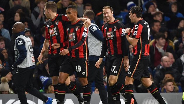 Glenn Murray (druhý zprava) nedávno rozhodl o senzační výhře Bournemouthu na Stamford Bridge. Glenn Murray (druhý zprava) nedávno rozhodl o senzační výhře Bournemouthu na Stamford Bridge.
