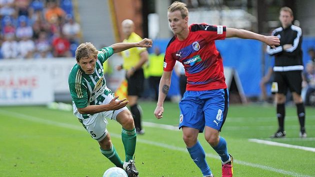 Michal Hubínek z Bohemians (vlevo) a David Limberský z Plzně. Michal Hubínek z Bohemians (vlevo) a David Limberský z Plzně.