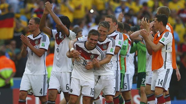 Kapitána Philippa Lahma (16) na snímku z MS objímá Bastian Schweinsteiger (7). Kapitána Philippa Lahma (16) na snímku z MS objímá Bastian Schweinsteiger (7).