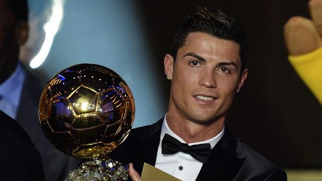 Portugalec Cristiano Ronaldo pózuje se Zlatým míčem za rok 2013. Portugalec Cristiano Ronaldo pózuje se Zlatým míčem za rok 2013.