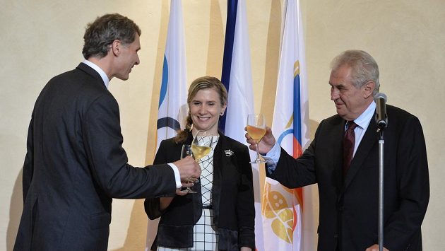 Prezident Miloš Zeman (vpravo) a předseda ČOV Jiří Kejval (vlevo) podepsali v Míčovně Pražského hradu přihlášku na letní hry v Riu de Janeiro. Na snímku uprostřed je ministryně školství Kateřina Valachová. Prezident Miloš Zeman (vpravo) a předseda ČOV Jiří Kejval (vlevo) podepsali v Míčovně Pražského hradu přihlášku na letní hry v Riu de Janeiro. Na snímku uprostřed je ministryně školství Kateřina Valachová.