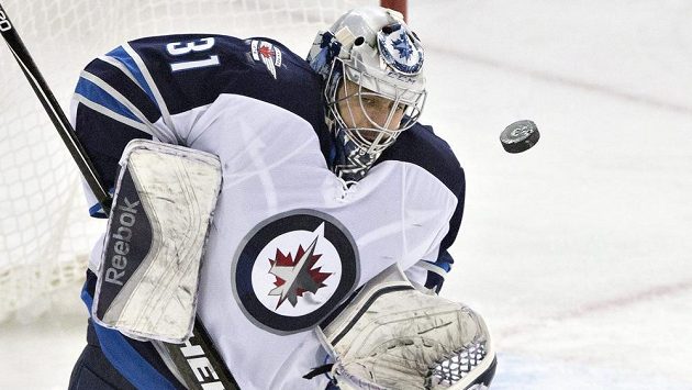 Gólman Winnipegu Ondřej Pavelec v utkání s Edmontonem. Gólman Winnipegu Ondřej Pavelec v utkání s Edmontonem.