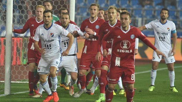 Zápas Baníku Ostrava se Sigmou Olomouc v utkání 11. kola první fotbalové ligy. Zleva vpředu Lukáš Pazdera a Martin Šindelář, oba z Baníku, v chumlu olomouckých hráčů před jejich brankou. Zápas Baníku Ostrava se Sigmou Olomouc v utkání 11. kola první fotbalové ligy. Zleva vpředu Lukáš Pazdera a Martin Šindelář, oba z Baníku, v chumlu olomouckých hráčů před jejich brankou.
