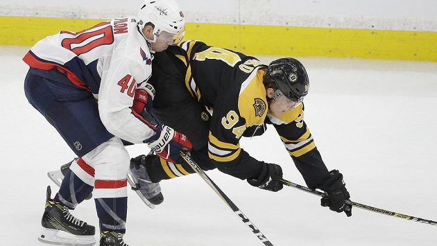 Český útočník Jakub Lauko (vpravo) z Bostonu v souboji s Garrettem Pilonem z Washingtonu v přípravném utkání před startem NHL. Český útočník Jakub Lauko (vpravo) z Bostonu v souboji s Garrettem Pilonem z Washingtonu v přípravném utkání před startem NHL.
