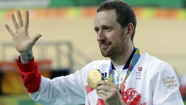 Bradley Wiggins se zlatou olympijskou medailí z týmové stíhačky. Bradley Wiggins se zlatou olympijskou medailí z týmové stíhačky.
