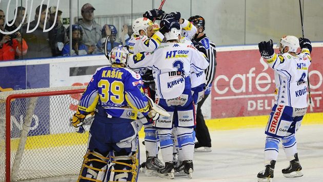 Hokejisté Komety Brno se radují z branky, kterou vstřelili zlínskému brankáři Liboru Kašíkovai. Hokejisté Komety Brno se radují z branky, kterou vstřelili zlínskému brankáři Liboru Kašíkovai.