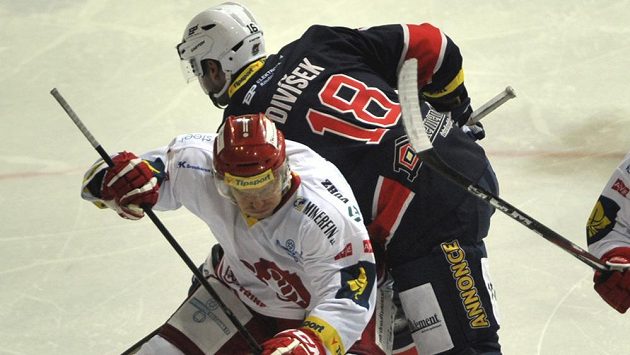 Třinecký forvard Martin Adamský (v bílém dresu) v souboji s chomutovským útočníkem Tomášem Divíškem. Třinecký forvard Martin Adamský (v bílém dresu) v souboji s chomutovským útočníkem Tomášem Divíškem.