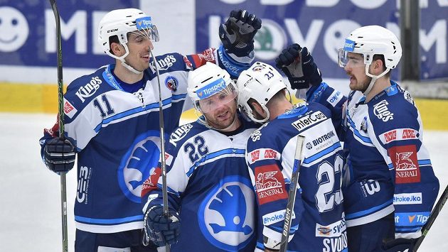Hokejisté Plzně se radují z gólu Ondřeje Kratěny (druhý zleva) v Mladé Boleslavi. Hokejisté Plzně se radují z gólu Ondřeje Kratěny (druhý zleva) v Mladé Boleslavi.