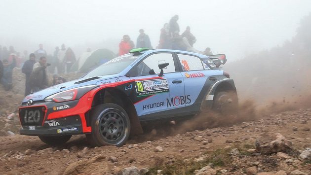 Hayden Paddon a John Kennard z Nového Zélandu s vozem Hyundai i20 WRC při Argentinské rallye. Hayden Paddon a John Kennard z Nového Zélandu s vozem Hyundai i20 WRC při Argentinské rallye.