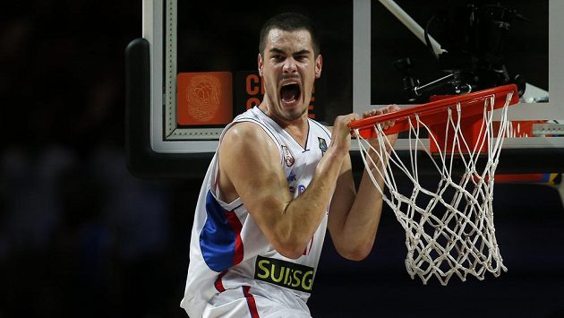 Srbský basketbalista Nikola Kalinič nechal po úspěšné smeči do koše Řecka průchod emocím. Srbský basketbalista Nikola Kalinič nechal po úspěšné smeči do koše Řecka průchod emocím.