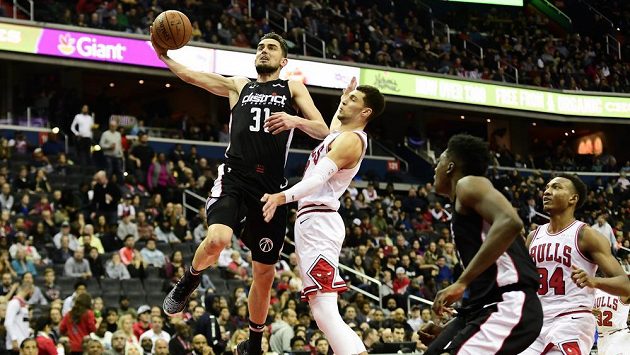 Basketbalista Tomáš Satoranský (31)z Washingtonu střílí na koš v utkání proti Chicagu. Basketbalista Tomáš Satoranský (31)z Washingtonu střílí na koš v utkání proti Chicagu.
