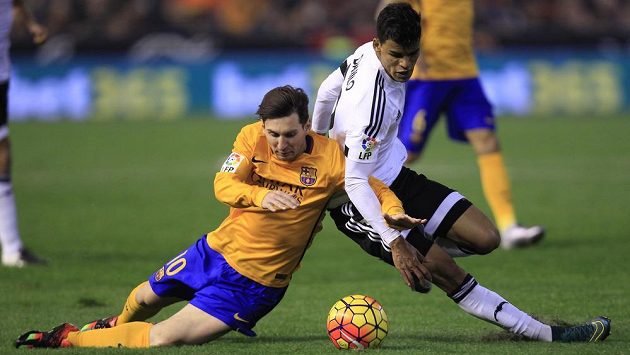 Lionel Messi (vlevo) z Barcelony a Danilo Barbosa z Valencie. Lionel Messi (vlevo) z Barcelony a Danilo Barbosa z Valencie.