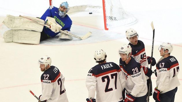 Američtí hokejisté přehráli na šampionátu Slovinsko 3:1. Dva góly vstřelil Nelson. Američtí hokejisté přehráli na šampionátu Slovinsko 3:1. Dva góly vstřelil Nelson.