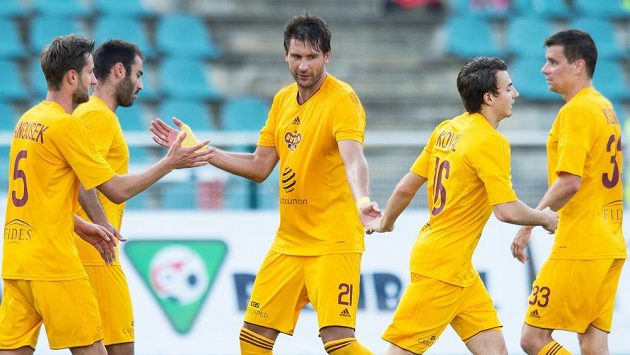 Obránce Dukly Praha Michal Smejkal (uprostřed) oslavuje se spoluhráči gól proti Hradci Králové. Obránce Dukly Praha Michal Smejkal (uprostřed) oslavuje se spoluhráči gól proti Hradci Králové.