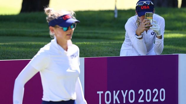 Americká golfistka Nelly Kordová si fotí svou sestru Jessiku během olympijského turnaje v Tokiu. Americká golfistka Nelly Kordová si fotí svou sestru Jessiku během olympijského turnaje v Tokiu.