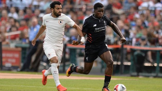 Útočník Christian Benteke (vpravo) v dresu Liverpoolu. Útočník Christian Benteke (vpravo) v dresu Liverpoolu.
