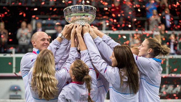 Radost českého fedcupového týmu ze zisku trofeje. Povede se to i letos? Radost českého fedcupového týmu ze zisku trofeje. Povede se to i letos?