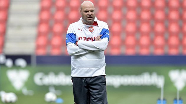 Trenér Jakub Dovalil během tréninku. Trenér Jakub Dovalil během tréninku.