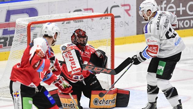 Zleva Ondřej Vála z Pardubic, brankář Dominik Frodl z Pardubic a Martin Kohout z Karlových Varů. Zleva Ondřej Vála z Pardubic, brankář Dominik Frodl z Pardubic a Martin Kohout z Karlových Varů.