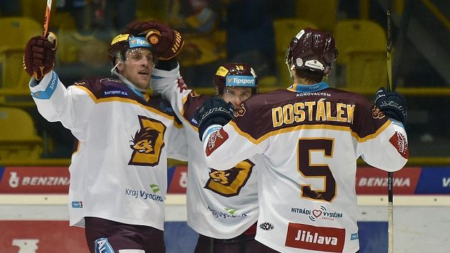 Jihlavští hráči (zleva) Jakub Suchánek, Adam Zeman a Vlastimil Dostálek se radují z gólu. Jihlavští hráči (zleva) Jakub Suchánek, Adam Zeman a Vlastimil Dostálek se radují z gólu.