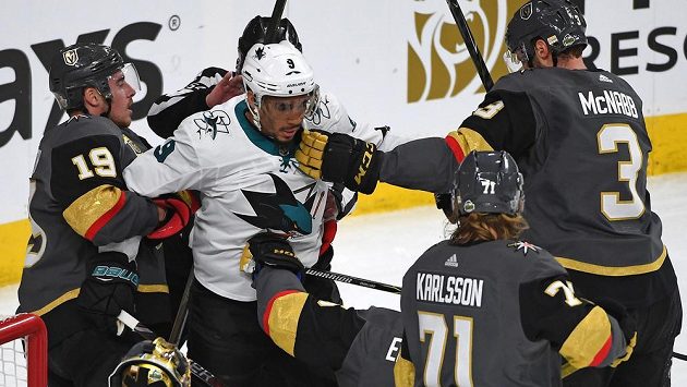 Žralok Evander Kane (9) v prvním utkání série s Vegas Golden Knights Žralok Evander Kane (9) v prvním utkání série s Vegas Golden Knights