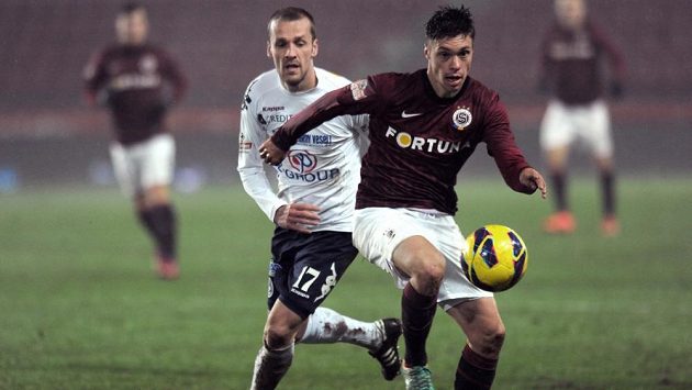 Václav Kadlec ze Sparty (vpředu) a Martin Kuncl ze Slovácka v utkání 17. kola Gambrinus ligy. Václav Kadlec ze Sparty (vpředu) a Martin Kuncl ze Slovácka v utkání 17. kola Gambrinus ligy.