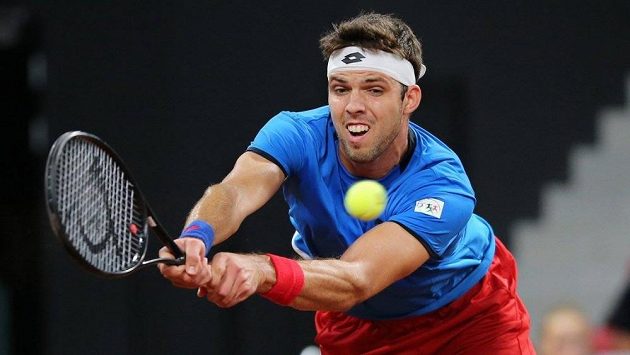 Jiří Veselý v úvodním utkání baráže Davisova poháru proti Nizozemsku. V tenise se Veselému letos zatím příliš nedaří, v tom osobním je tomu zcela naopak. Jiří Veselý v úvodním utkání baráže Davisova poháru proti Nizozemsku. V tenise se Veselému letos zatím příliš nedaří, v tom osobním je tomu zcela naopak.