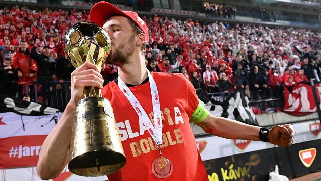 Střelec vítězného gólu Slavie Tomáš Souček ve finále MOL Cupu líbá vytouženou trofej. Střelec vítězného gólu Slavie Tomáš Souček ve finále MOL Cupu líbá vytouženou trofej.
