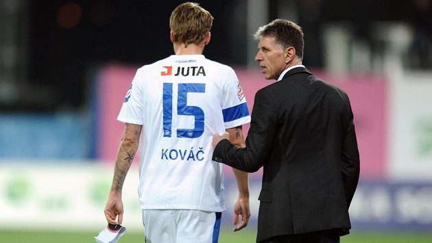 Zraněný obránce Slovanu Liberec Radoslav Kováč (vlevo) a trenér Jaroslav Šilhavý během utkání v Doosan areně v Plzni. Zraněný obránce Slovanu Liberec Radoslav Kováč (vlevo) a trenér Jaroslav Šilhavý během utkání v Doosan areně v Plzni.
