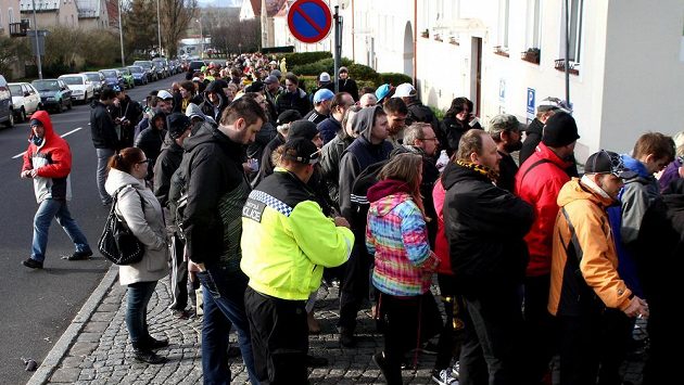Litvínovští fanoušci čekají ve frontě na vstupenky. Litvínovští fanoušci čekají ve frontě na vstupenky.