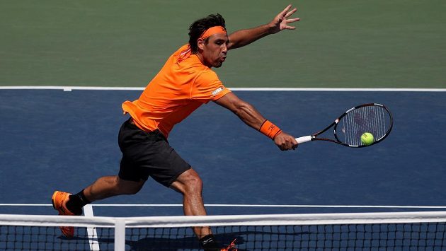 Marcos Baghdatis v duelu s Gaëlem Monfilsem na letošním US Open. Marcos Baghdatis v duelu s Gaëlem Monfilsem na letošním US Open.