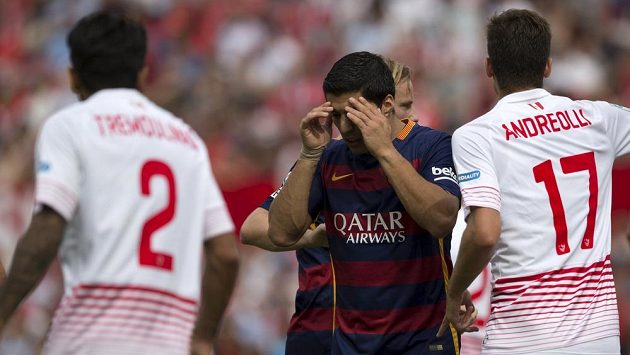 Útočník Barcelony Luis Suárez lituje neproměněné šance v utkání španělské ligy v Seville. Útočník Barcelony Luis Suárez lituje neproměněné šance v utkání španělské ligy v Seville.
