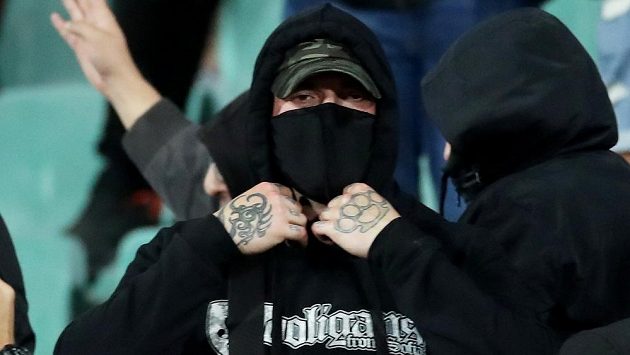 Bulharští fotbaloví fanoušci během zápasu s Anglií. Bulharští fotbaloví fanoušci během zápasu s Anglií.