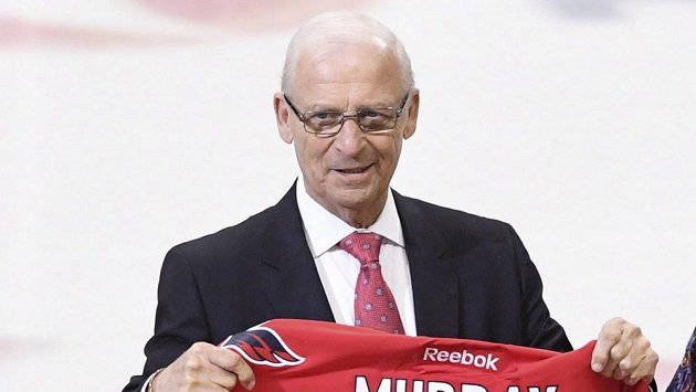 Dlouholetý trenér a generální manažer několika týmů NHL Bryan Murray na snímku z letošního ledna. Dlouholetý trenér a generální manažer několika týmů NHL Bryan Murray na snímku z letošního ledna.