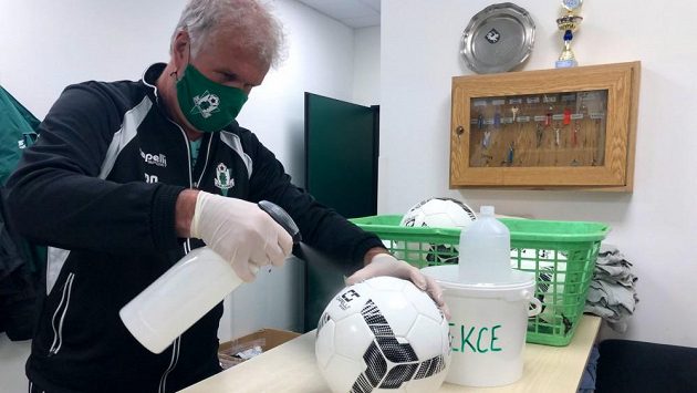 Kustod Jablonce Aleš Češek po tréninku dezinfikuje míč. Kustod Jablonce Aleš Češek po tréninku dezinfikuje míč.
