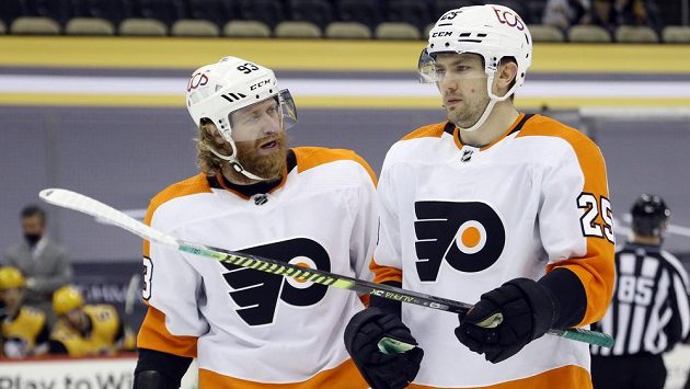 Český forvard Jakub Voráček (vlevo) z Philadelphie v diskuzi se spoluhráčem Jamesem van Riemsdykem v utkání NHL proti Pittsburghu. Český forvard Jakub Voráček (vlevo) z Philadelphie v diskuzi se spoluhráčem Jamesem van Riemsdykem v utkání NHL proti Pittsburghu.